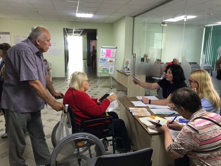«Візити турботи» тривають: працівники управління соціального захисту зустрілися з людьми з інвалідністю Сихівського району