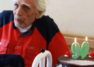 Подарунки, торт, повітряні кульки: евакуйованого з Краматорська дідуся привітали з 90-літтям