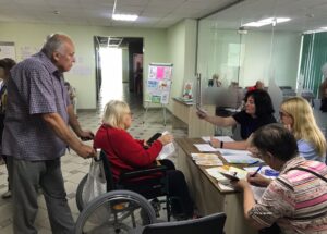 «Візити турботи» тривають: працівники управління соціального захисту зустрілися з людьми з інвалідністю Сихівського району
