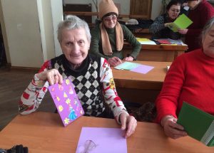 Львів`яни літнього віку виготовляли вітальні листівки своїми руками