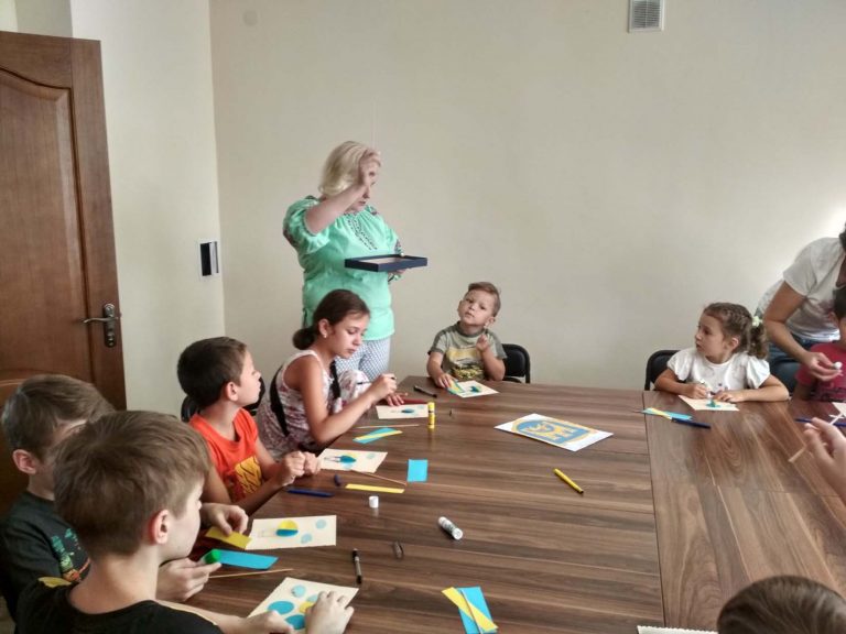 Діти зі Сходу України виготовляли патріотичні листівки